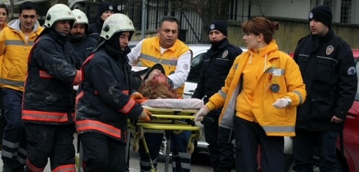 Výbuch před americkým velvyslanectvím v turecké metropoli Ankaře zranil několik lidí.
