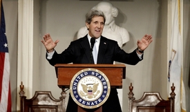 John Kerry, který ministryni v pátek nahradil.