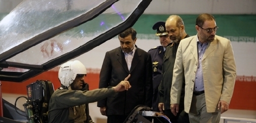 Íránský prezident Mahmúd Ahmadínežád a nový bojový letoun.