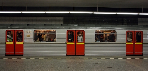 Žena šťastně přežila pád pod metro i přejezd dvou vlakových souprav (ilustrační foto).