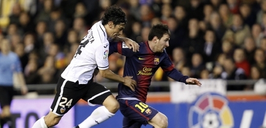 Messi svádí souboj o balon s Costou.