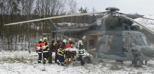 Vrtulník převezl muže s velmi vážným zraněním obou nohou do plzeňské fakultní nemocnice.