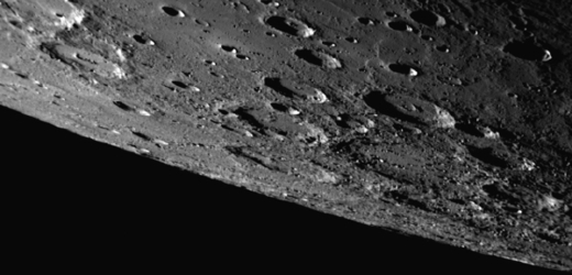 Povrch planety Merkur, jak ho viděla sonda MESSENGER v září 2009.