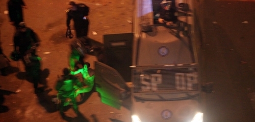 Snímek zachycující napadení muže egyptskou policií.