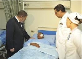 Egyptský prezident Mursí navštívil v nemocnici krajana, jehož zbila, nezbila a poté zase zbila policie.
