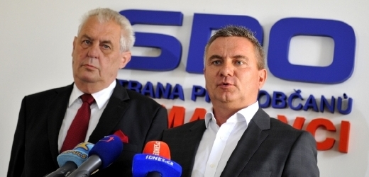 Vratislav Mynář (vpravo) s budoucím prezidentem Milošem Zemanem.