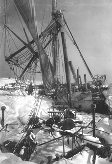 Shackletonova loď Endurance v přístavu v Antarktidě, kde se naklonila pod tlakem ledu 21. listopadu 1915.