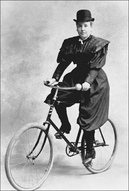 Ženy mohly nosit kalhoty jen při jízdě na kole (snímek z roku 1895).