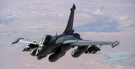 Francouzské letectvo nyní bombarduje maliské území u hranic s Alžírskem.