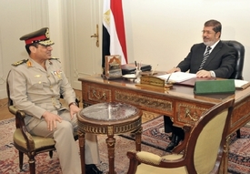 Egyptský prezident Mursí (vpravo) a jeho ministr obrany generál Sisi.