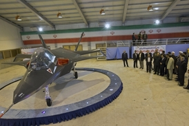 Za přítomnosti prezidenta Ahmadínežáda představil minulý týden Írán nový vojenský letoun.