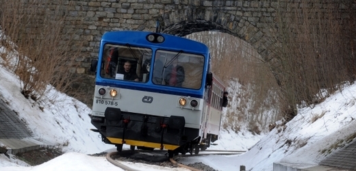 Srážka osobního vlaku a manipulační lokomotivy v Mirošově se obešla bez zranění (ilustrační foto).