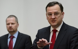 Premiér Petr Nečas (vpravo) a ministr školství Petr Fiala.