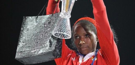 Kubánka Yarisley Silvaová přebírá trofej za první místo mezi ženami.