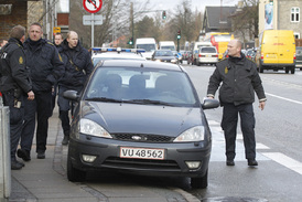 Policie před Hedegaardovým domem.
