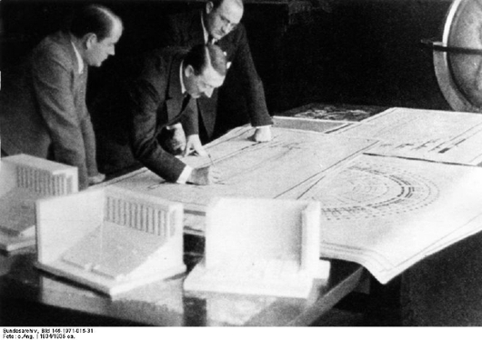 Hitler a jeho architekt Speer nad mapami nového Berlína.