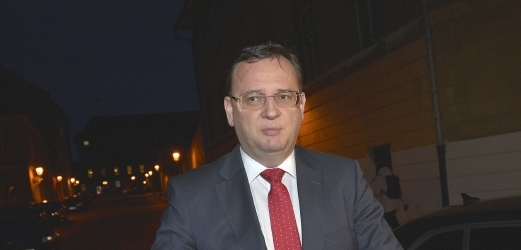 Premiér Petr Nečas míří na setkání s Milošem Zemanem.