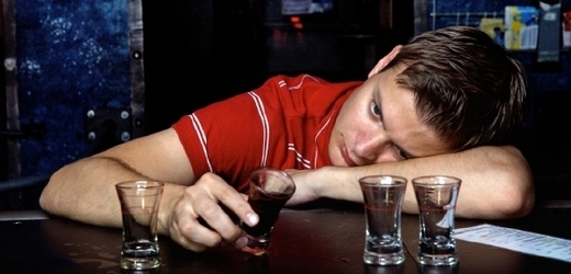 Většina české společnosti nepovažuje alkohol za nebezpečný, ale závislých je na něm 12,5 procenta mužů a 2,7 procenta žen (ilustrační foto).