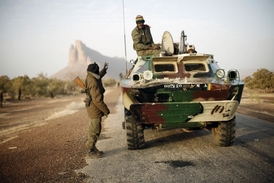 Francie postupně předá kontrolu nad Mali africkým jednotkám.