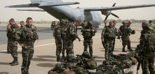 Francouzští vojáci by se měli začít stahovat z Mali v březnu.