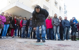 Tunisané si prohlížejí místo vraždy.