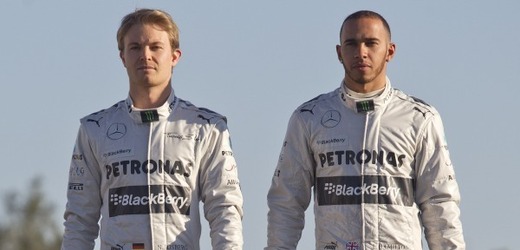 Nico Rosberg (vlevo) a Lewis Hamilton si první den testů jistě představovali lépe.