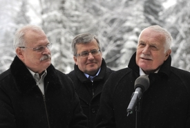 Václav Klaus s Ivanem Gašparovičem (vlevo) a polským prezidentem Bronislawem Komorowským (uprostřed).