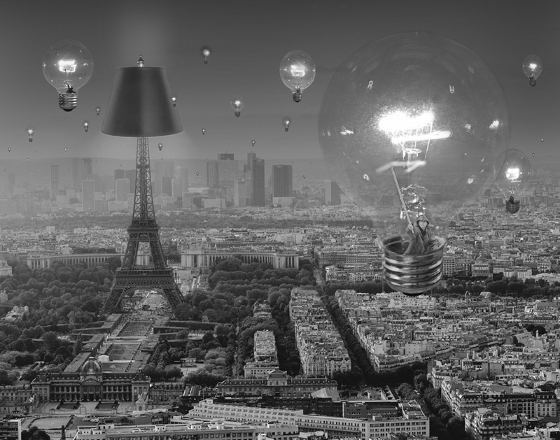 Eiffelova věž, stínítko lampy, žárovky...  Barbèyho iluzorní svět.