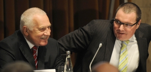 Prezident Václav Klaus (vlevo) a guvernér ČNB Miroslav Singer.