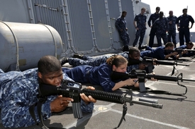 Cvičení střelby z M-16 na USS Dwight Eisenhower.