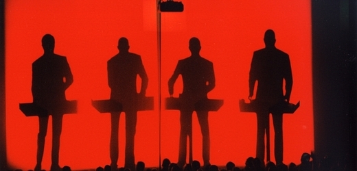 Vystoupení Kraftwerku jsou tradičně statická, výtvarně stylizovaná a doprovází je projekce, v případě koncertů v Tate Modern ve 3D (ilustrační foto).