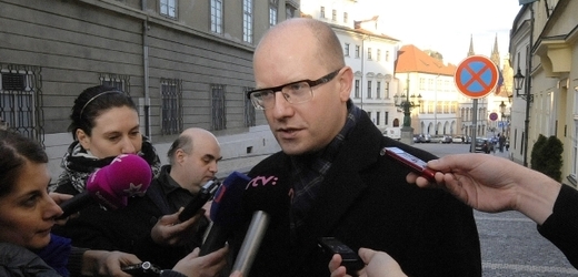 Bohuslav Sobotka přichází na setkání s nastupujícím prezidentem Milošem Zemanem.