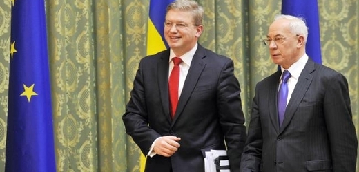 Český eurokomisař Füle (vlevo) s ukrajinským premiérem Azarovem v Kyjevě.