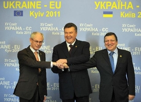 Prezident Janukovyč (uprostřed) mezi prezidentem EU Rompuyem (vlevo) a šéfem EK Barrosem.