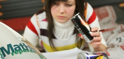 Každý druhý vysokoškolák vypije měsíčně minimálně čtyři energetické nápoje. Většina tvrdí, že kvůli náročnému učení.