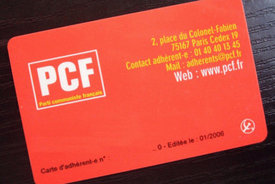 Na členských kartičkách PCF už nebude srp a kladivo.