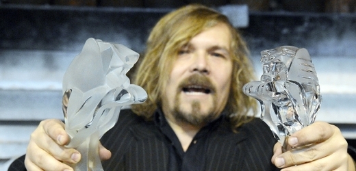 Pořadatel Českých lvů Petr Vachler ukazuje plastiky ve sklárnách v Nižboru, kde se odlévaly sošky pro dvacátý ročník cen.