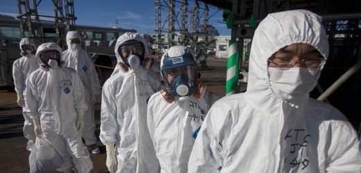 Zaměstnanci jaderné elektrárny v ochranných oblecích.
