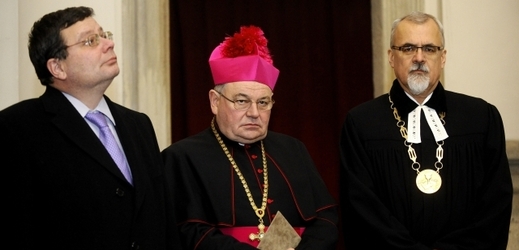 Bývalý ministr obrany Alexandr Vondra (vlevo), pražský arcibiskup Dominik Duka (uprostřed) a předseda Ekumenické rady církví ČR Joel Ruml.