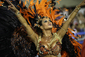 Vnadné ženy ukazující své přednosti v bohatých kostýmech, silné líčení a divoký tanec: to je karneval v Riu.