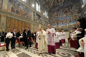 Papež křtí 20 novorozenců v Sixtinské kapli.