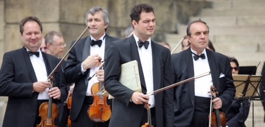 Česká filharmonie se chystá na celou řadu zájezdů. V Česku vystoupí na různých festivalech, například na závěrečném koncertu Pražského jara.