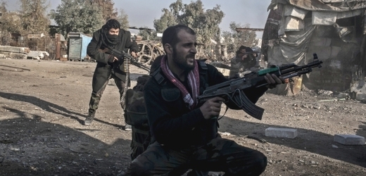 Povstalci v Alepu, které je rozdělěno ze severu na jih zhruba na půl. Pravou část ovládá syrská armáda. 