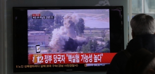 Jihokorejský muž sleduje televizní záběry severokorejského jaderného testu na nádraží v Soulu.
