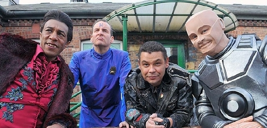 "Trpaslíkovská" sestava (zleva): Danny John-Jules (Kocour), Chris Barrie (Rimmer), Craig Charles (Lister), Robert Llewellyn (Kryton) v navazujícím speciálu "Zpátky na zemi".
