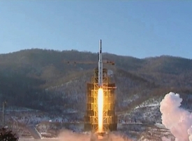 Severokorejci vypouštějí jednu ze svých raket.