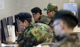 Jihokorejští vojáci sledují na obrazovkách informace o dalším jaderném testu KLDR.