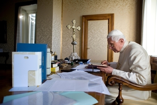 Papež ve své pracovně v Castel Gandolfo.