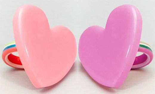 Lízátka mohou mít různé tvary. Pro zamilované se hodí hlavně prstýnky ve tvaru srdce.