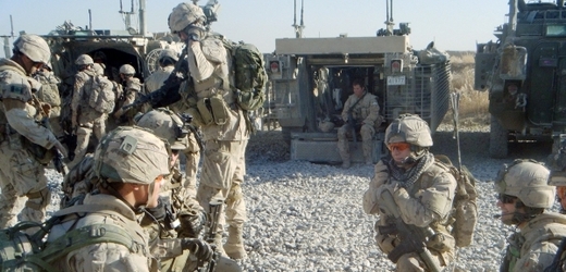 Spojené státy zahájily invazi do Afghánistánu v roce 2001, aby svrhly režim hnutí Taliban a dopadly jeho spojence Usámu bin Ládina.